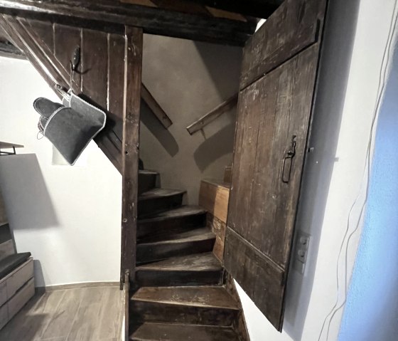 Eingangsbereich mit originalgetreuer Treppe, © TI Bitburger Land