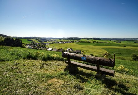 Der Blick vom Sonnenrundweg auf Herresbach, © Laura Rinneburger Der Blick vom Sonnenrundweg auf Herresbach, © Laura Rinneburger