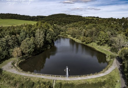 Stausee, © Nutzungsrecht: Leistung für Foto/Video Aufnahmen
Hiermit räumen wir ein einfaches Nutzungsrecht zur Veröffentlichung in allen Medien, für die erworbenen Bilder ein.
Nutzungsrechte laut § 31 Abs. 2 UrhG einfache Nutzungsrechte: Das einfache Nutzungsrecht berechtigt den Inhaber, das Werk auf die erlaubte Art zu nutzen, ohne dass eine Nutzung durch andere ausgeschlossen ist. Eine Nennung des Fotografen: Martin Müller, ist zwingend erforderlich. Stausee, © Nutzungsrecht: Leistung für Foto/Video Aufnahmen
Hiermit räumen wir ein einfaches Nutzungsrecht zur Veröffentlichung in allen Medien, für die erworbenen Bilder ein.
Nutzungsrechte laut § 31 Abs. 2 UrhG einfache Nutzungsrechte: Das einfache Nutzungsrecht berechtigt den Inhaber, das Werk auf die erlaubte Art zu nutzen, ohne dass eine Nutzung durch andere ausgeschlossen ist. Eine Nennung des Fotografen: Martin Müller, ist zwingend erforderlich.