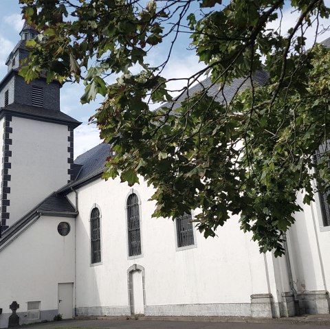 Kirche mit Turm, © Foto: Svenja Schulze-Entrup, Quelle: Touristik-Büro Vordereifel