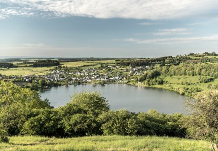 Blick auf das Schalkenmehrener Maar, © Eifel Tourismus GmbH, Dominik Ketz Blick auf das Schalkenmehrener Maar, © Eifel Tourismus GmbH, Dominik Ketz