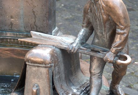 Clothmaker's fountain on the Monschau market square, © Monschau-Touristik Clothmaker's fountain on the Monschau market square, © Monschau-Touristik