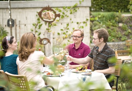 Gemütliches Abendessen nach der Wanderung, © Eifel Tourismus GmbH, Dominik Ketz Gemütliches Abendessen nach der Wanderung, © Eifel Tourismus GmbH, Dominik Ketz