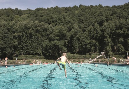 Rosenbad Gemünd Schwimmbecken, © Foto Ralph Sondermann · Rosenbad Gemünd Rosenbad Gemünd Schwimmbecken, © Foto Ralph Sondermann · Rosenbad Gemünd