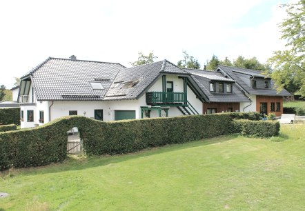 La maison d'hôtes dans son ensemble vue du tracteur La maison d'hôtes dans son ensemble vue du tracteur