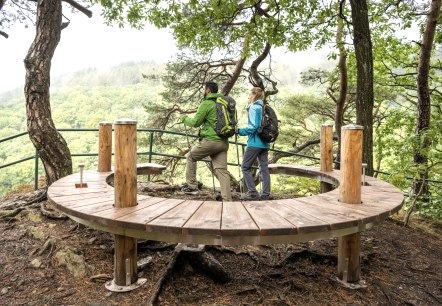Point de vue Perdsley avec banc en fer à cheval, © Eifel Tourismus GmbH, Dominik Ketz Point de vue Perdsley avec banc en fer à cheval, © Eifel Tourismus GmbH, Dominik Ketz