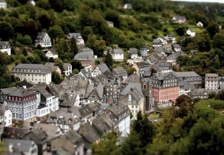 blick-auf-monschau-in-der-eifel blick-auf-monschau-in-der-eifel