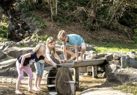 S'amuser à l'aire de jeux aquatiques de Mertloch, © Eifel Tourismus GmbH, Dominik Ketz S'amuser à l'aire de jeux aquatiques de Mertloch, © Eifel Tourismus GmbH, Dominik Ketz