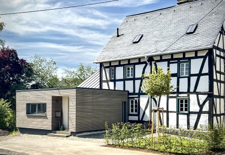 Außenansicht vorne mit Stellplatz Außenansicht vorne mit Stellplatz