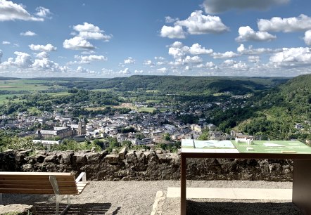 Blick von der Liboriuskapelle auf Echternach mit dem mit Rollstuhl unterfahrbaren Tastmodell im Vordergrund., © Naturpark Südeifel / Thomas Urbany Blick von der Liboriuskapelle auf Echternach mit dem mit Rollstuhl unterfahrbaren Tastmodell im Vordergrund., © Naturpark Südeifel / Thomas Urbany