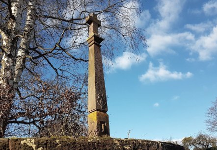 Croix en fût dans le parc du château, © Tourist Information Wittlich Stadt & Land Croix en fût dans le parc du château, © Tourist Information Wittlich Stadt & Land