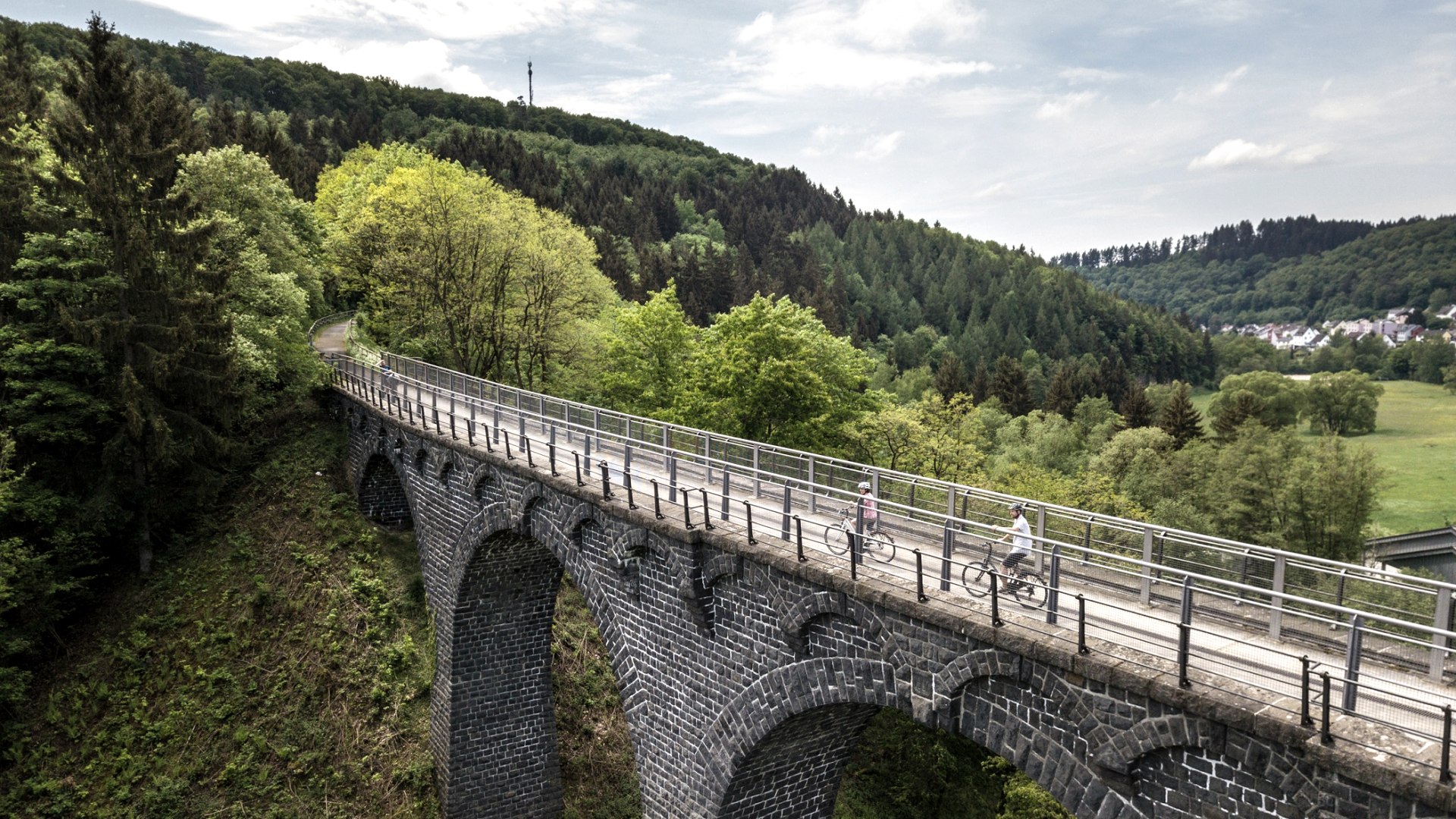 Radtour auf alter Bahntrasse - Maare Mosel Radweg Eifel, © Eifel Tourismus GmbH, D. Ketz Radtour auf alter Bahntrasse - Maare Mosel Radweg Eifel, © Eifel Tourismus GmbH, D. Ketz