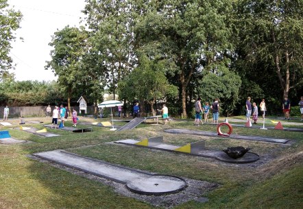 Belebter Minigolfplatz im Sommer - Hotel HANSA, © Rüber Belebter Minigolfplatz im Sommer - Hotel HANSA, © Rüber