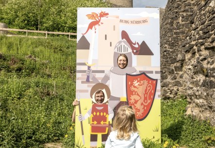 Familienzeit auf der Burgruine Nürburg, © Eifel Tourismus GmbH,D.Ketz Familienzeit auf der Burgruine Nürburg, © Eifel Tourismus GmbH,D.Ketz