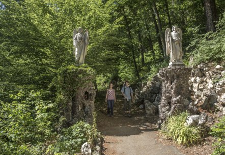 Eingang zum Adenauer Kreuzweg mit zwei Engel aus Stein, © kappest Eingang zum Adenauer Kreuzweg mit zwei Engel aus Stein, © kappest