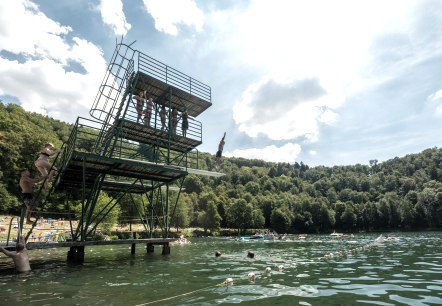 Naturfreibad Gemündener Maar mit Sprungturm, © Rheinland-Pfalz Tourismus GmbH, D. Ketz Naturfreibad Gemündener Maar mit Sprungturm, © Rheinland-Pfalz Tourismus GmbH, D. Ketz