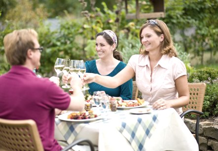 Nach der Wanderung bei einem regionalen Abendessen entspannen, © Eifel Tourismus GmbH - Dominik Ketz Nach der Wanderung bei einem regionalen Abendessen entspannen, © Eifel Tourismus GmbH - Dominik Ketz