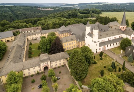 Vue aérienne de l'abbaye de Steinfeld sur le sentier de l'Eifel, © Eifel Tourismus/D. Ketz Vue aérienne de l'abbaye de Steinfeld sur le sentier de l'Eifel, © Eifel Tourismus/D. Ketz