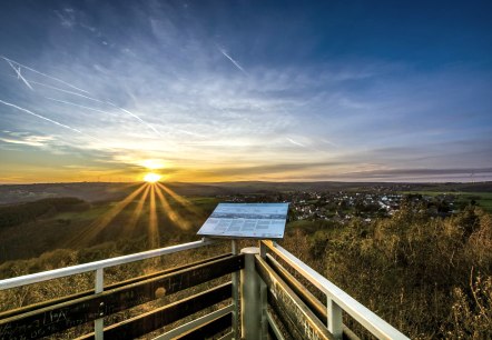 Zonsondergang op de kasteelheuvel, Krawutschketurm, © Andy Holz-huertgenwaldwetter.de, Kreis Düren Zonsondergang op de kasteelheuvel, Krawutschketurm, © Andy Holz-huertgenwaldwetter.de, Kreis Düren