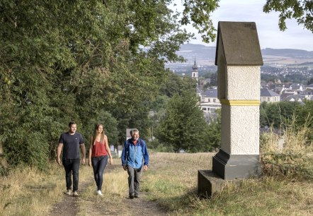 Kreuzberg mit Wanderer, © Kappest/VG Pellenz Kreuzberg mit Wanderer, © Kappest/VG Pellenz
