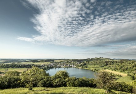 Vue sur le Schalkenmehrener Maar, © Eifel Tourismus GmbH, D. Ketz Vue sur le Schalkenmehrener Maar, © Eifel Tourismus GmbH, D. Ketz