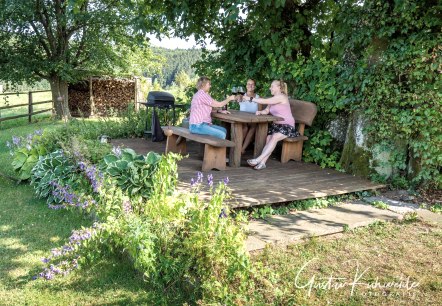 Gartenterrasse mit Weitblick unter alten Bäumen, © Elke Greven & Nordeifel Tourismus GmbH Gartenterrasse mit Weitblick unter alten Bäumen, © Elke Greven & Nordeifel Tourismus GmbH