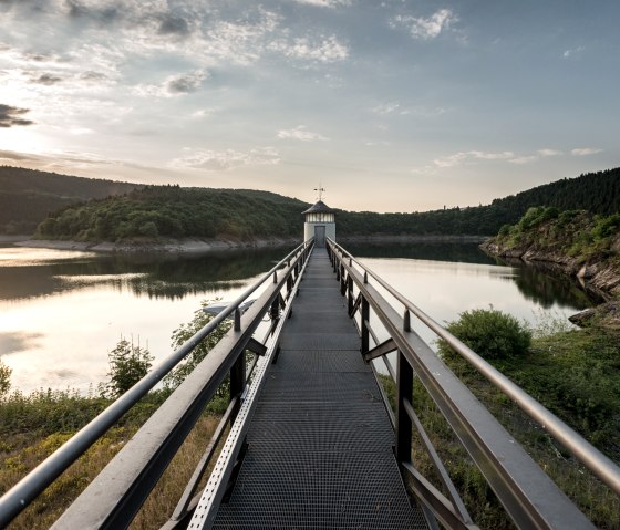 Fascinating photo spot on the Urft dam wall with a view of the water and the Eifel National Park, © Eifel Tourismus GmbH, Dominik Ketz