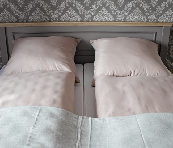 Schlafzimmer Doppelbett, © Nordeifel Tourismus GmbH & Ferienhaus Eifeltoni