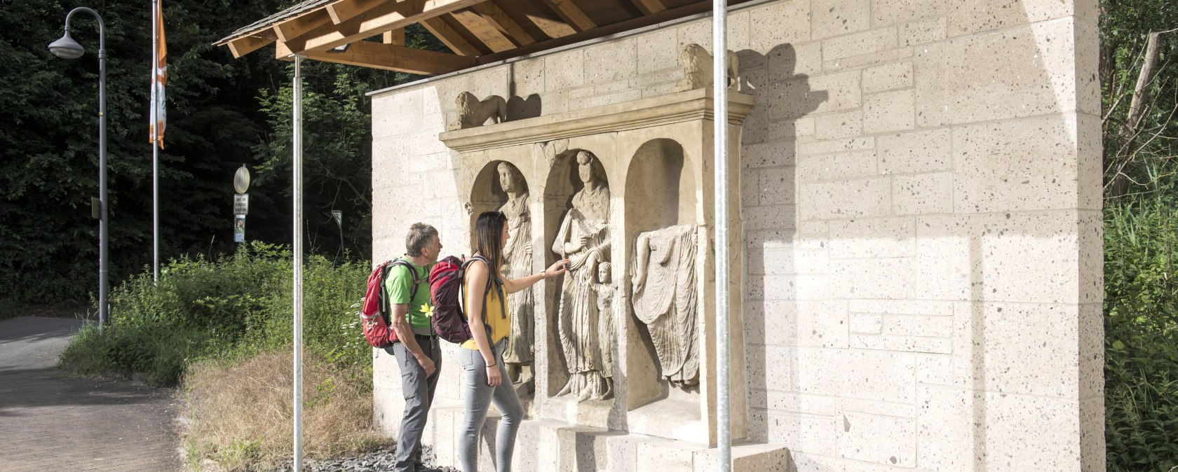 Niche grave with walkers, © Kappest/Vulkanregion Laacher See