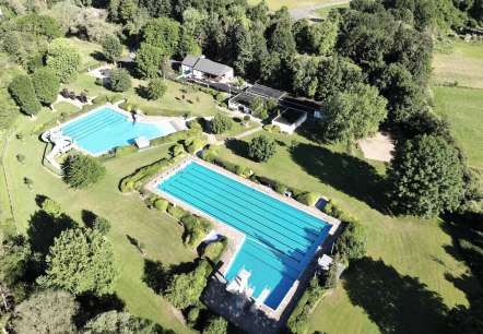 Vue aérienne de la piscine de Pellenz, © VG Pellenz/Auer