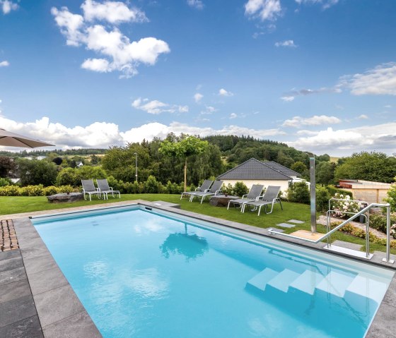 eifelia-Ferienhäuser Pool mit Aussicht