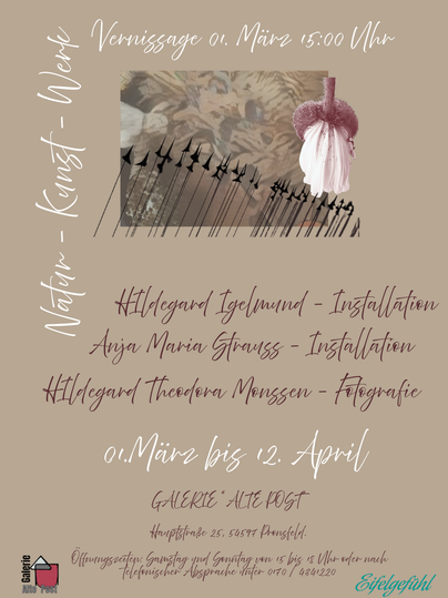 Een creatief poster voor een vernissage met de titel "Natuur - Kunst - Werken". Het toont verschillende kunstinstallaties en foto’s van prominente vrouwelijke kunstenaars, met de datum en locatie van het evenement.