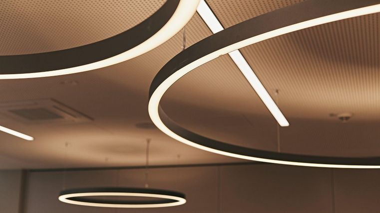 Moderne plafondverlichting met ronde lampen in een interieur. De lampen creëren een gezellige en elegante sfeer.