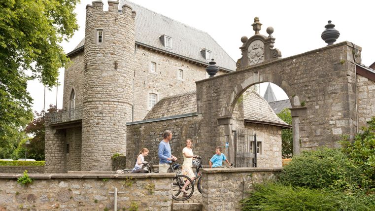 Famille avec des vélos devant le musée de la poterie de Raeren.