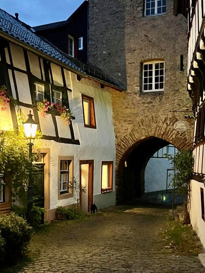 Dans la ruelle pittoresque se trouve la plus ancienne maison de Blankenheim, construite en 1379, juste à côté de la tour du Berger.