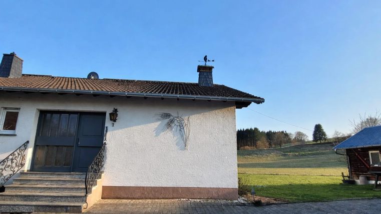 Das Haus Eifelkind wurde 1975 erbaut und seit dieser Zeit immer wieder energetisch saniert und fortlaufend renoviert. Die letzte umfangreiche Renovierung wurde im März 2026 beendet. Im Haus wurde vieles neu gemacht, es findet sich aber auch solides aus den vergangene 50 Jahren.