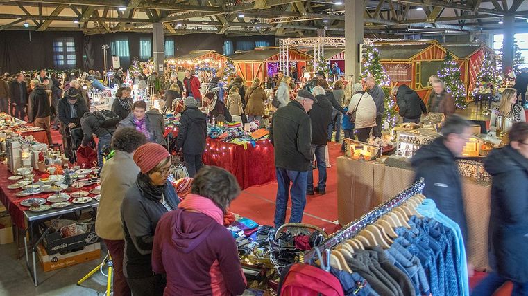 Viele Menschen schauen sich auf dem Hallenweihnachtsmarkt in Hillesheim um