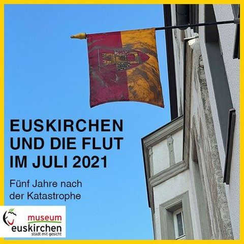 Eine Flagge weht über einem Gebäude in Euskirchen. Der Text erinnert an die Flutkatastrophe im Juli 2021, fünf Jahre danach.