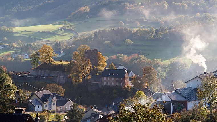 Gezicht op het dorp Dasburg met kasteel en herfstlandschap.