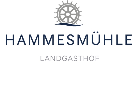 Ein Logo des Landgasthofs Hammesmühle mit einem Steuerrad und Wellenmotiv. Die Schrift ist klar und modern gestaltet.