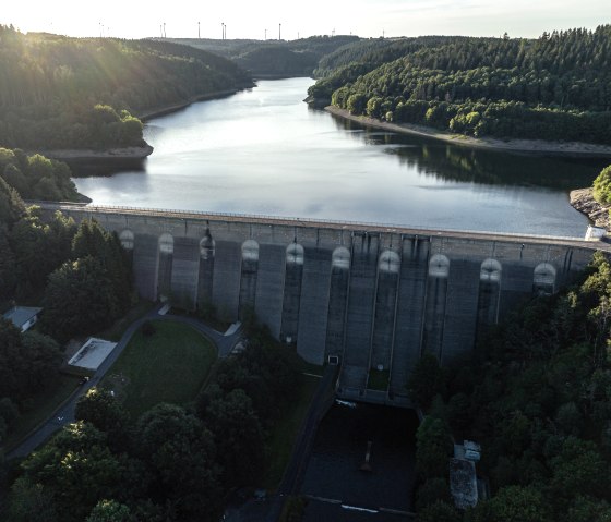Le barrage de l'Oleftal est niché dans le paysage verdoyant de l'Eifel, © Eifel Tourismus GmbH, Dennis Stratmann
