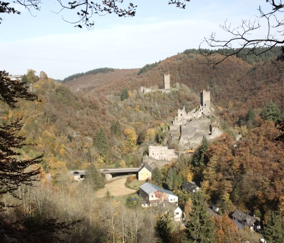 Hiking tour with a view of the Manderscheid castles, © Eifel Tourismus GmbH