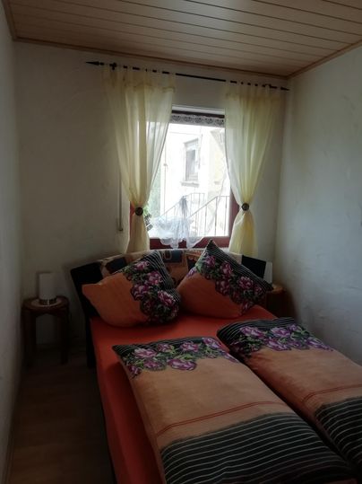 Slaapkamer met een queensize bed, (indien nodig twee extra bedden) en een grote kast.