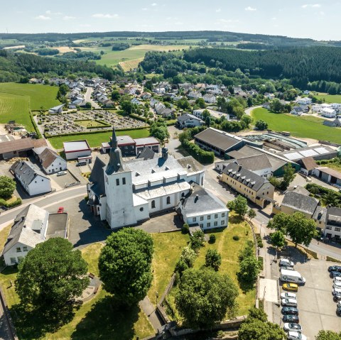 Bleialf mit Pfarrkirche Sankt Marien, © Tourist-Information Prümer Land/Eifel Tourismus GmbH, D. Ketz