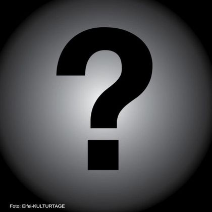 Ein großes Fragezeichen auf einem dunklen Hintergrund. Es symbolisiert Unsicherheit oder eine offene Frage.