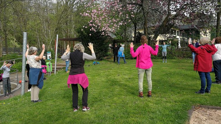Menschen die unter freiem Himmel Sport machen.