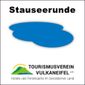 Das Logo des Wanderweges zeigt eine blaue Ovalform, was den Stausee darstellt. Darüber der Schriftzug "Stauseerunde" und unten das Logo des Tourismus Verein Vulkaneifel e.V.