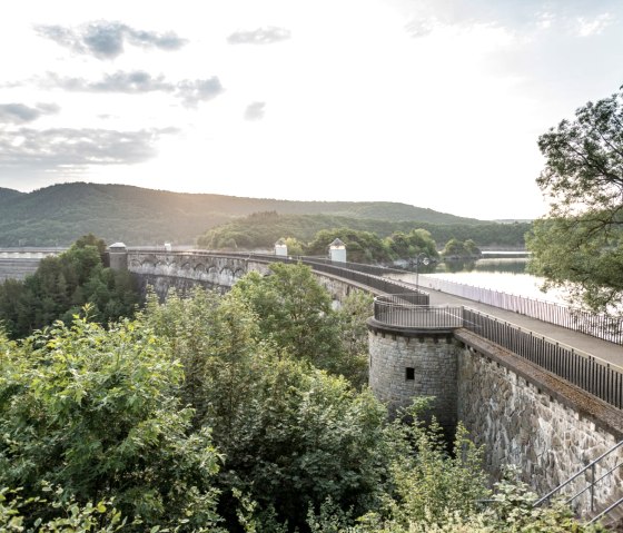 De Wasserlandroute loopt over de stuwdamwand van Urft, © Eifel Tourismus GmbH/D. Ketz