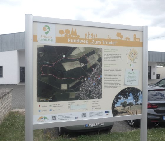 Orientation board at the starting point of the hiking trail at the community hall, © TI Bitburger Land