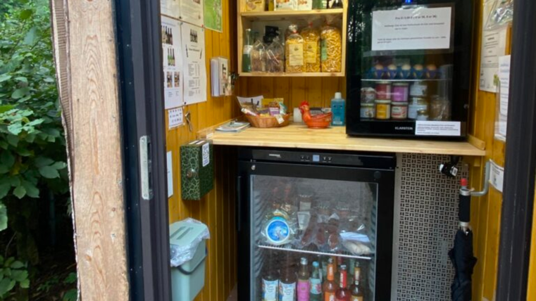 Le plus petit magasin de la Vulkaneifel - avec une grande offre de produits fabriqués localement !Chez nous, vous trouverez tout ce que le cœur des gourmands désire : des œufs frais de nos poules, du miel de notre propre apiculture et des pâtes faites maison, avec nos propres œufs. Découvrez également des spécialités de gibier de notre région, soigneusement préparées et garanties pour être un régal.